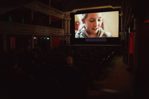 https://api.astrafilm.ro/images/20221015_AFF_Thalia_De ce_foto Alex Damian-01243.jpg